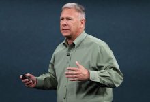Phil Schiller xuất hiện tại một sự kiện ra mắt sản phẩm của Apple.