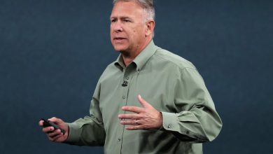 Phil Schiller xuất hiện tại một sự kiện ra mắt sản phẩm của Apple.