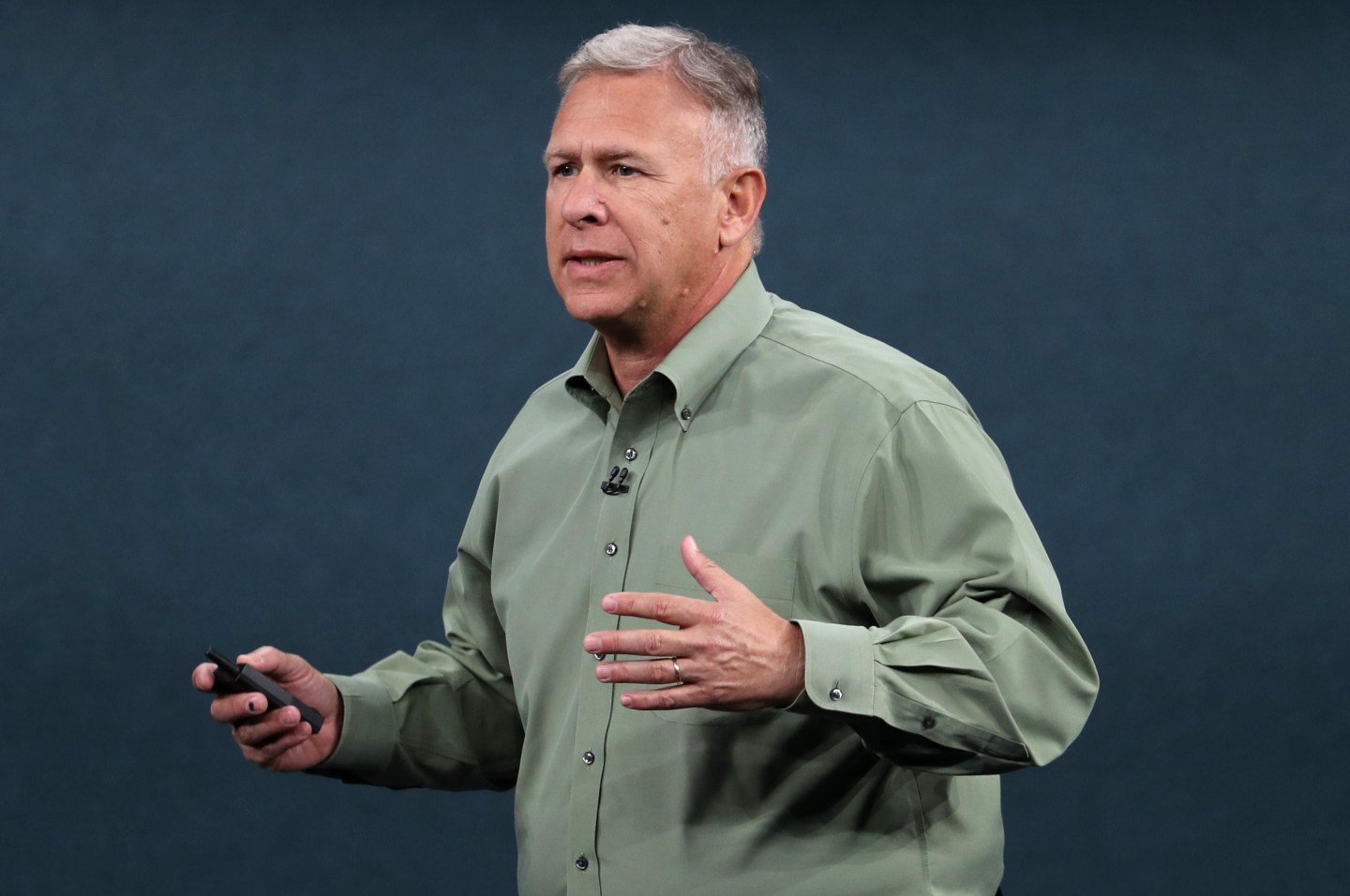 Phil Schiller xuất hiện tại một sự kiện ra mắt sản phẩm của Apple.