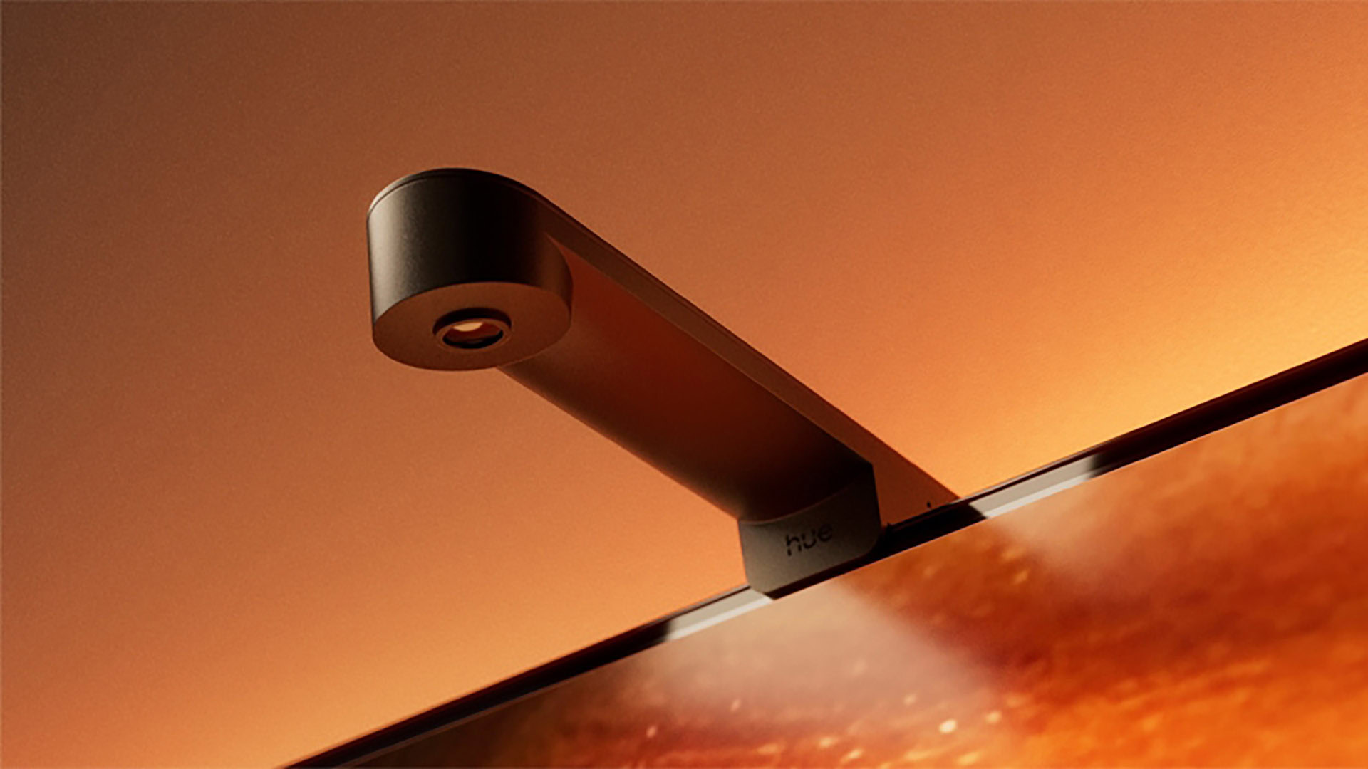 Cận cảnh ống kính fisheye của camera Philips Hue Play Screen Sync hướng xuống màn hình TV