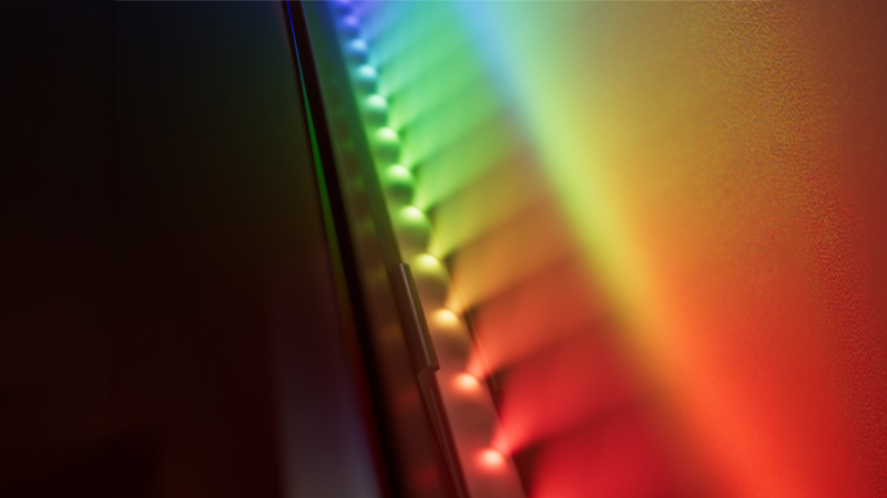 Góc nhìn nghiêng của camera Philips Hue Play Screen Sync khi gắn trên đỉnh màn hình TV