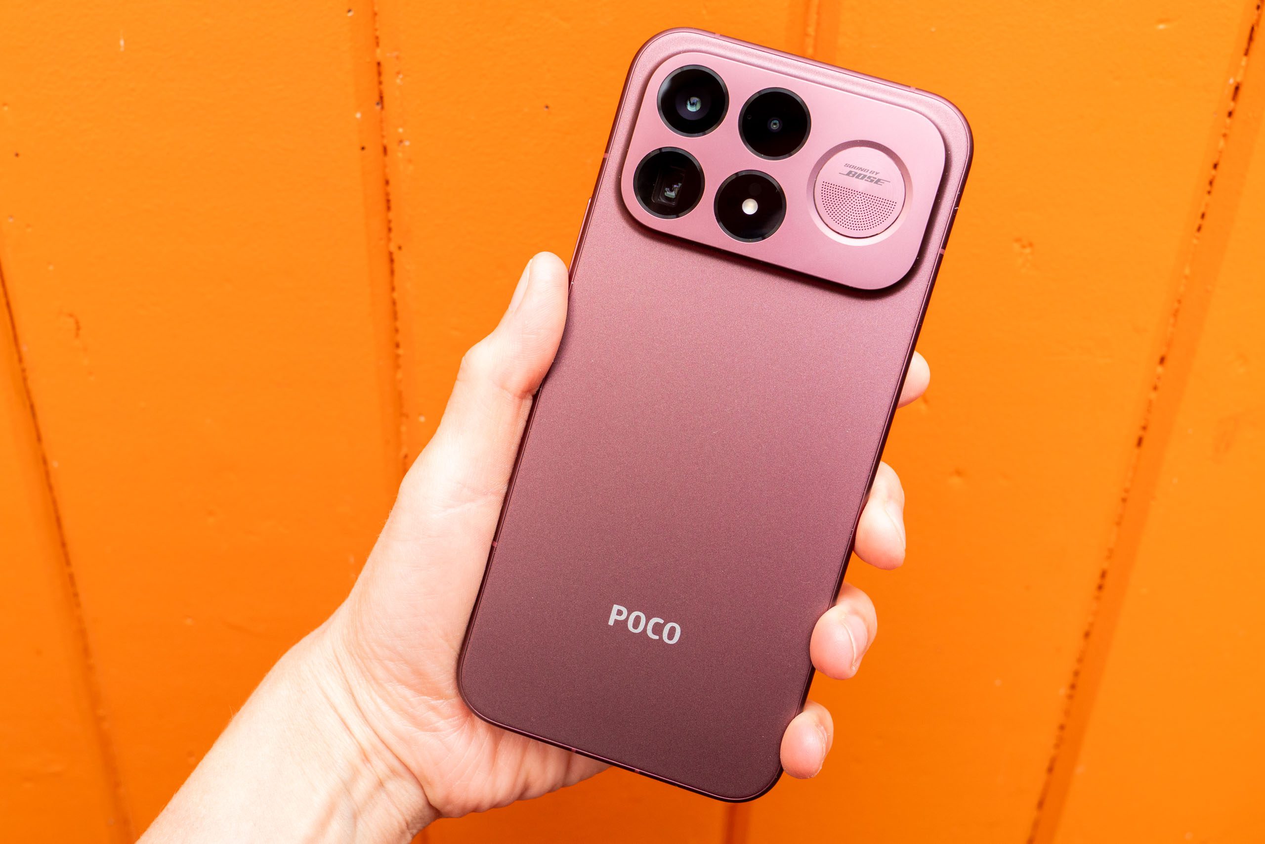 POCO F9 Ultra màu Dark Cherry nhìn từ mặt lưng