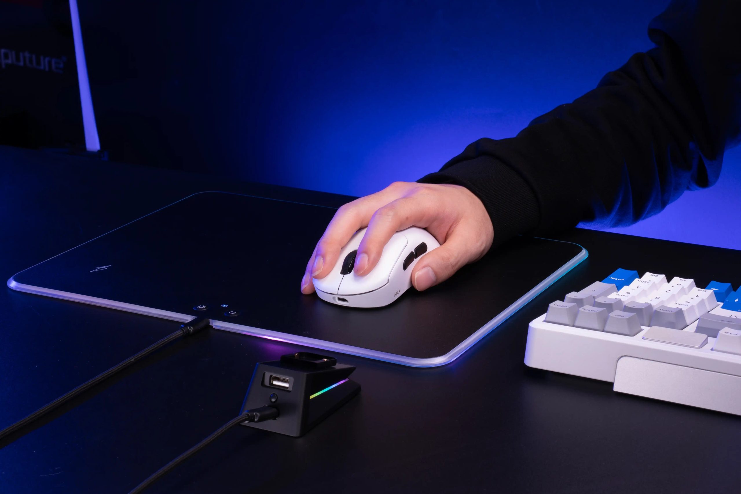 Chuột Rapoo VT3 Max trong không gian setup gaming