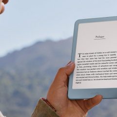 Ảnh rò rỉ Amazon Kindle thế hệ thứ 12 phiên bản màu xanh cầm trên tay ngoài trời