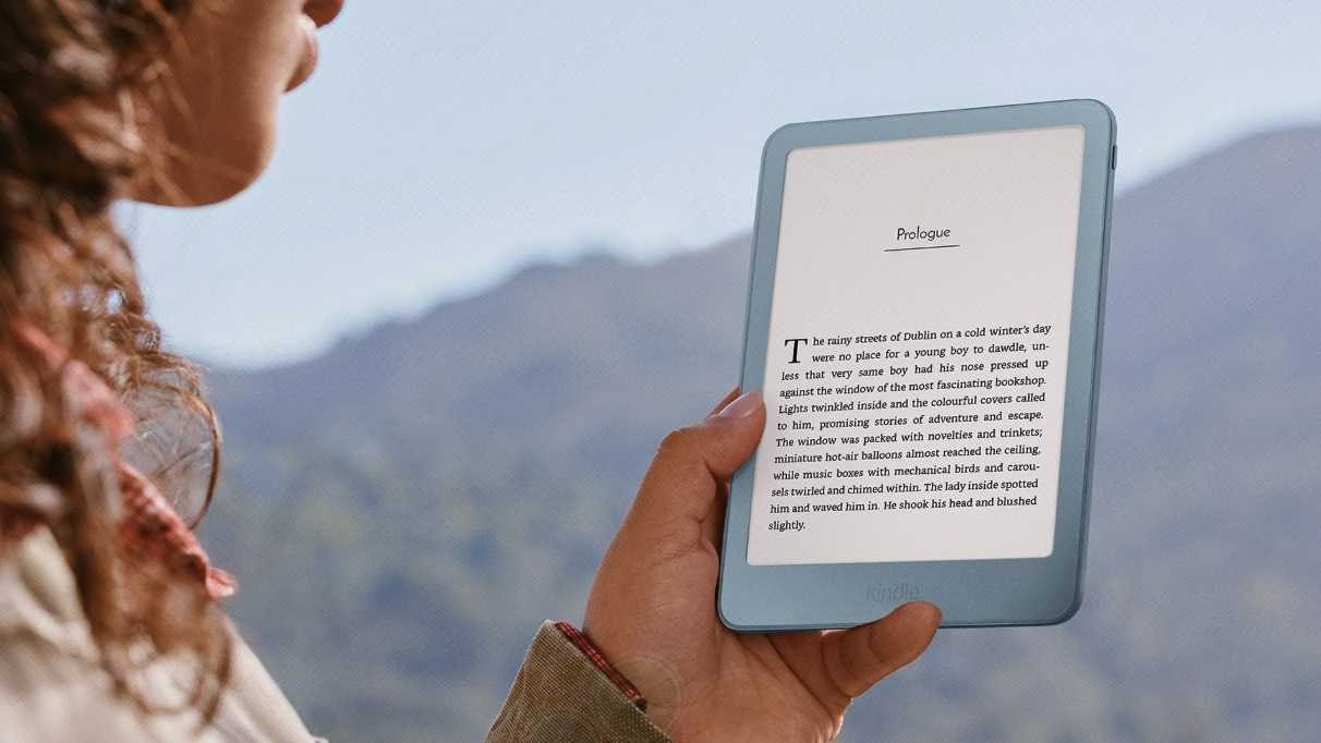 Ảnh rò rỉ Amazon Kindle thế hệ thứ 12 phiên bản màu xanh cầm trên tay ngoài trời