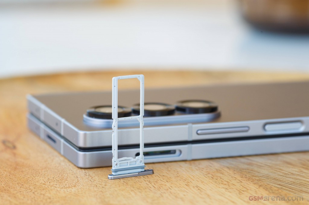 Sự tiến hóa bản lề và độ mỏng nhẹ qua các thế hệ Galaxy Z Fold