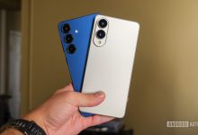 Galaxy S25 được cầm trên tay