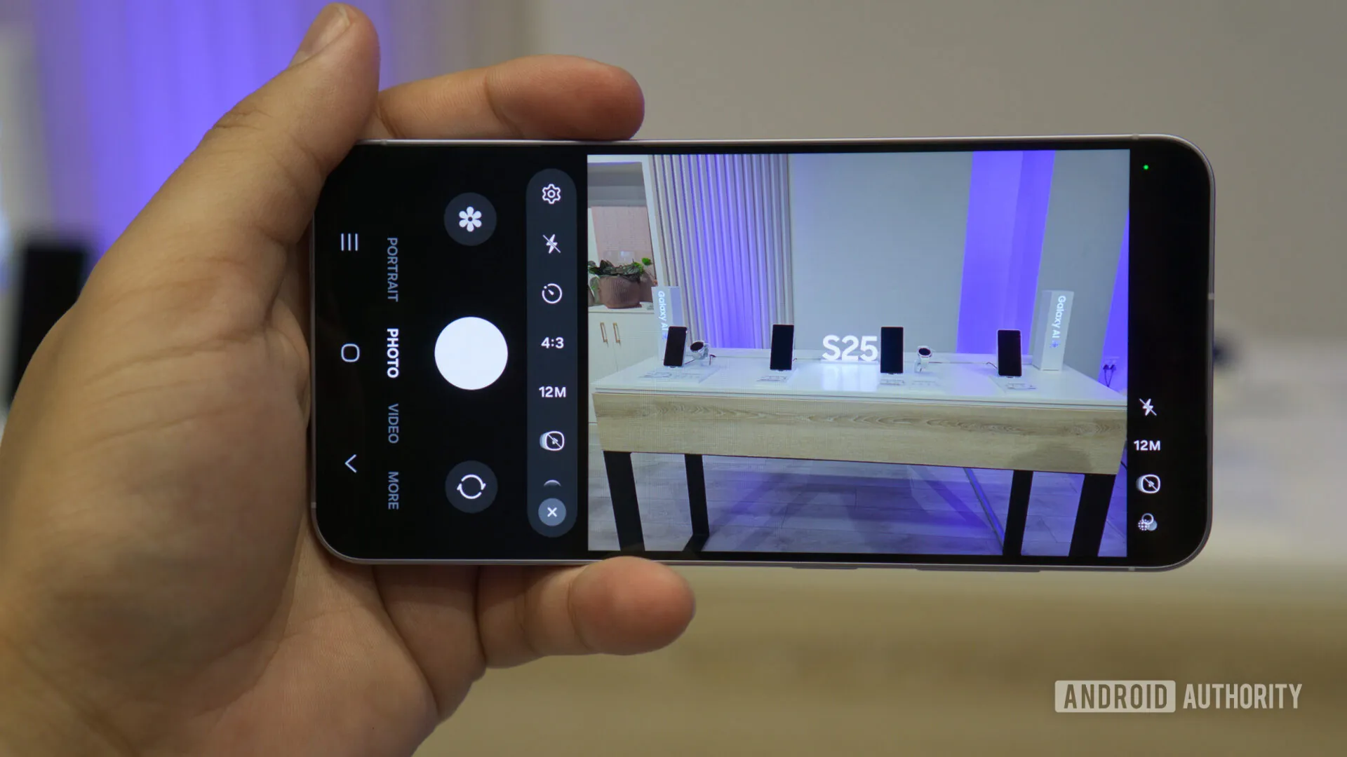 Màn hình Galaxy S25 hiển thị ứng dụng camera. Ảnh: Android Authority