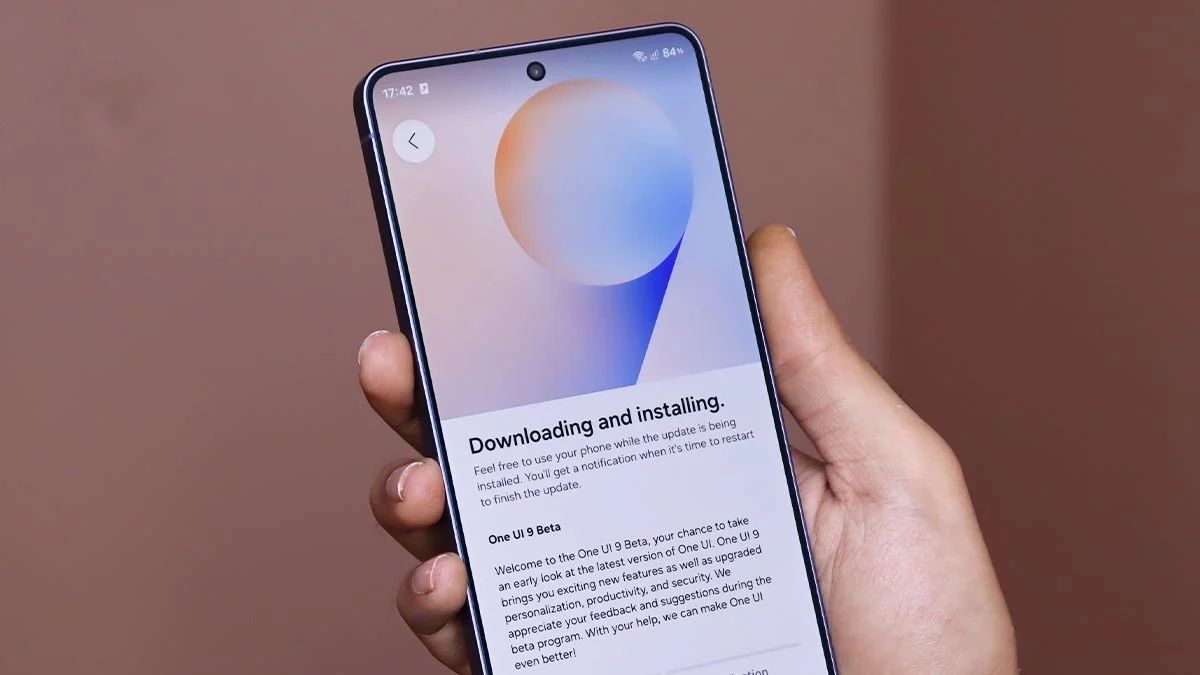 Màn hình Galaxy S25 đang tải và cài đặt bản thử nghiệm One UI 9 Beta