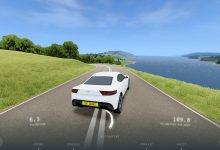 Một chiếc xe màu trắng đang chạy trên đường ven hồ trong game Slow Roads