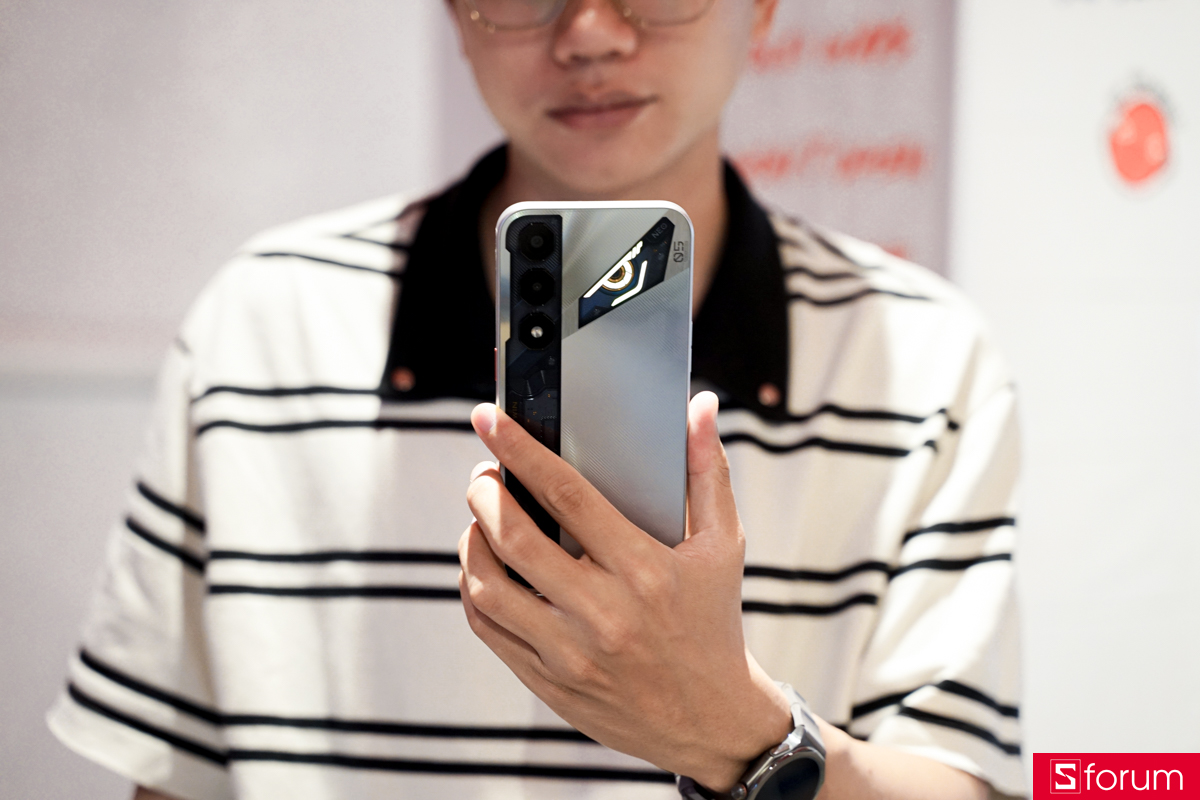 Thiết kế mặt trước nubia Neo 5 trên tay người dùng