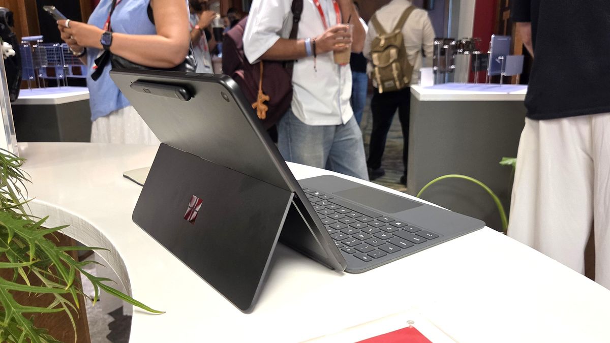 Surface Pro 12 inch gắn bàn phím tại sự kiện