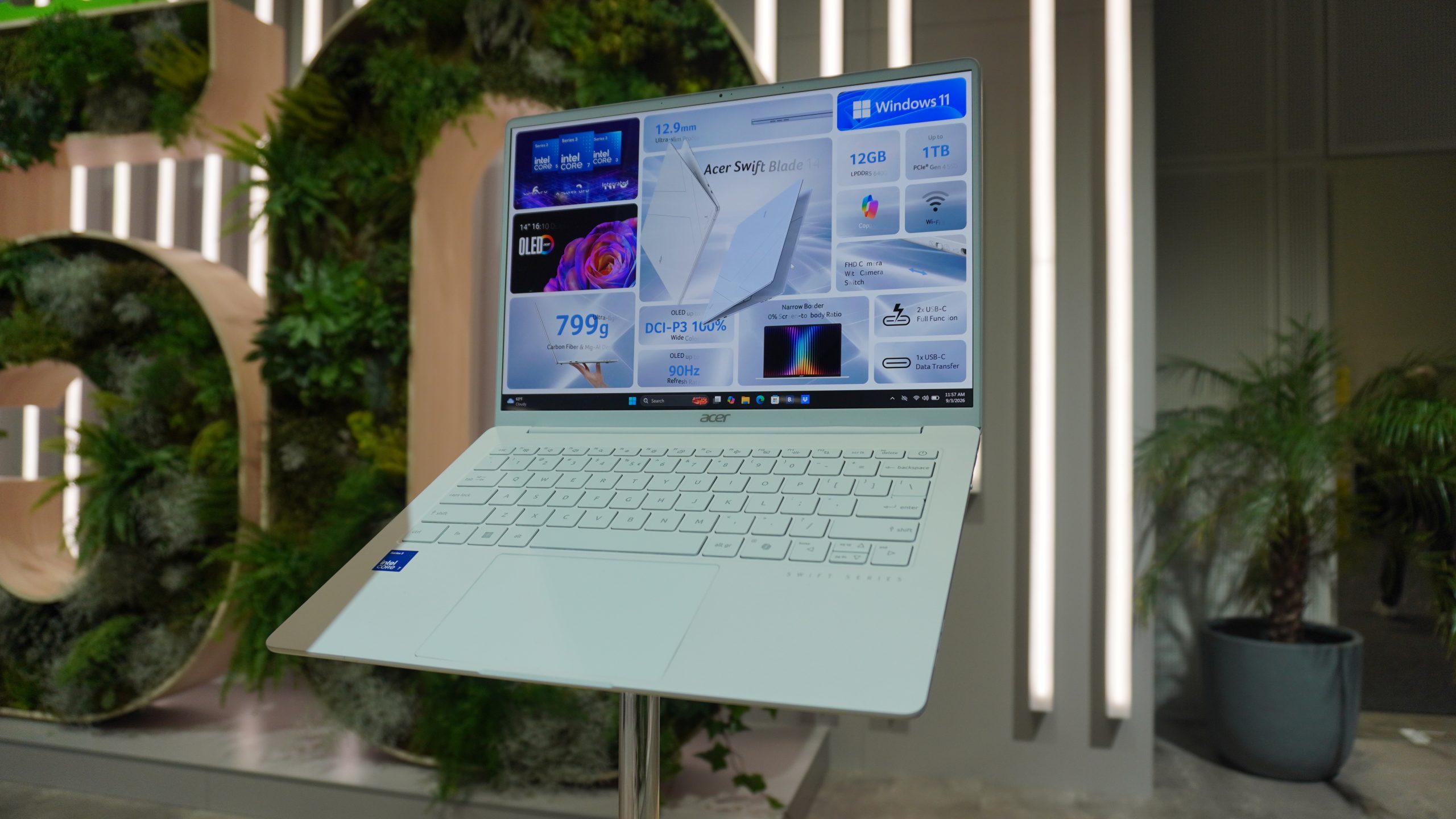 Mẫu Acer Swift Blade 14 tại khu trưng bày IFA 2026. Ảnh: Kyle Kucharski/ZDNET