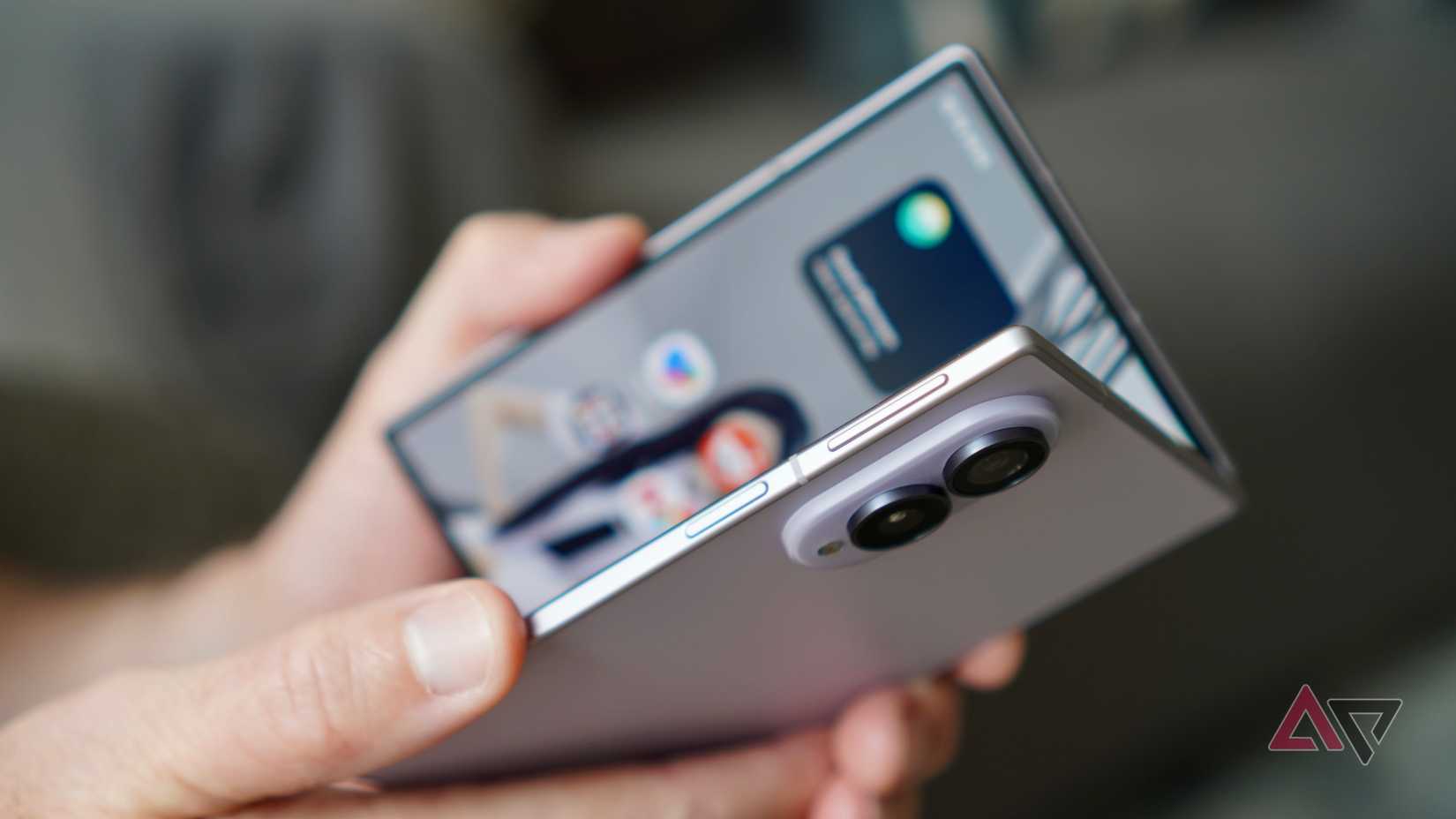 Thao tác gập mở Galaxy Z Fold8