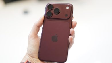 Trên tay iPhone 18 Pro màu Burgundy đỏ rượu vang mới tại sự kiện Apple