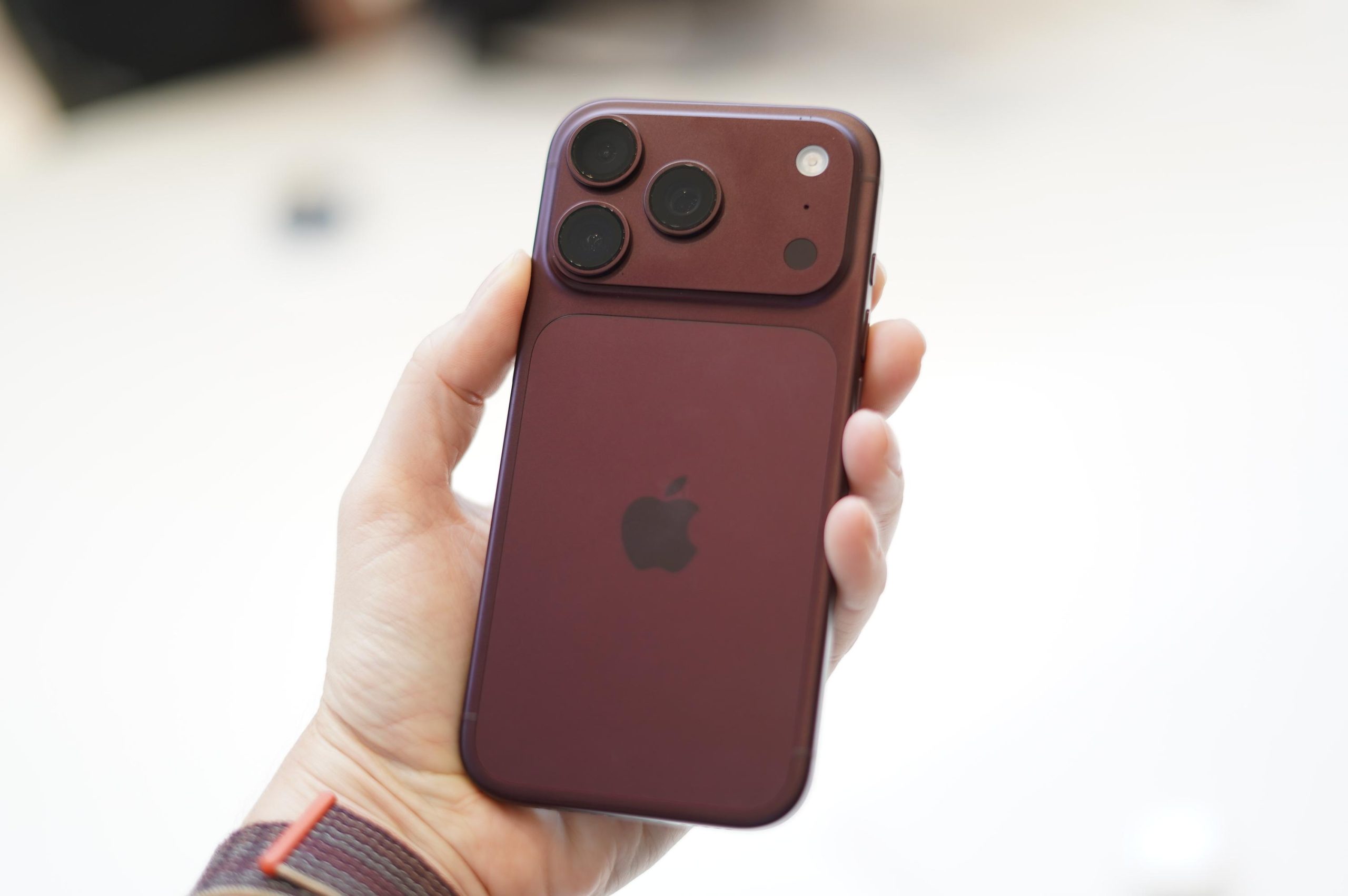 Trên tay iPhone 18 Pro màu Burgundy đỏ rượu vang mới tại sự kiện Apple