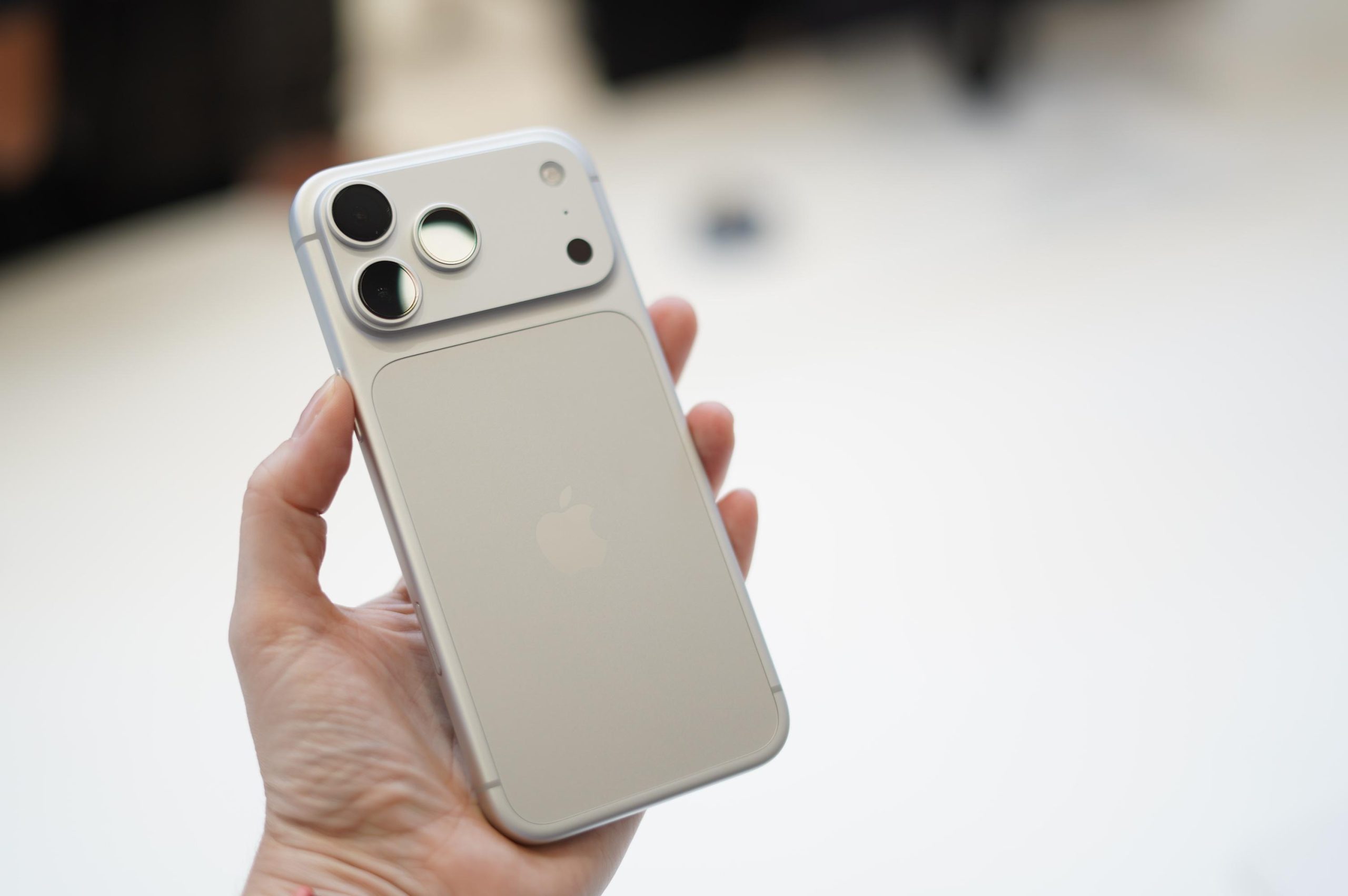 Trên tay iPhone 18 Pro màu bạc Silver với mặt lưng kính mờ tệp màu khung nhôm