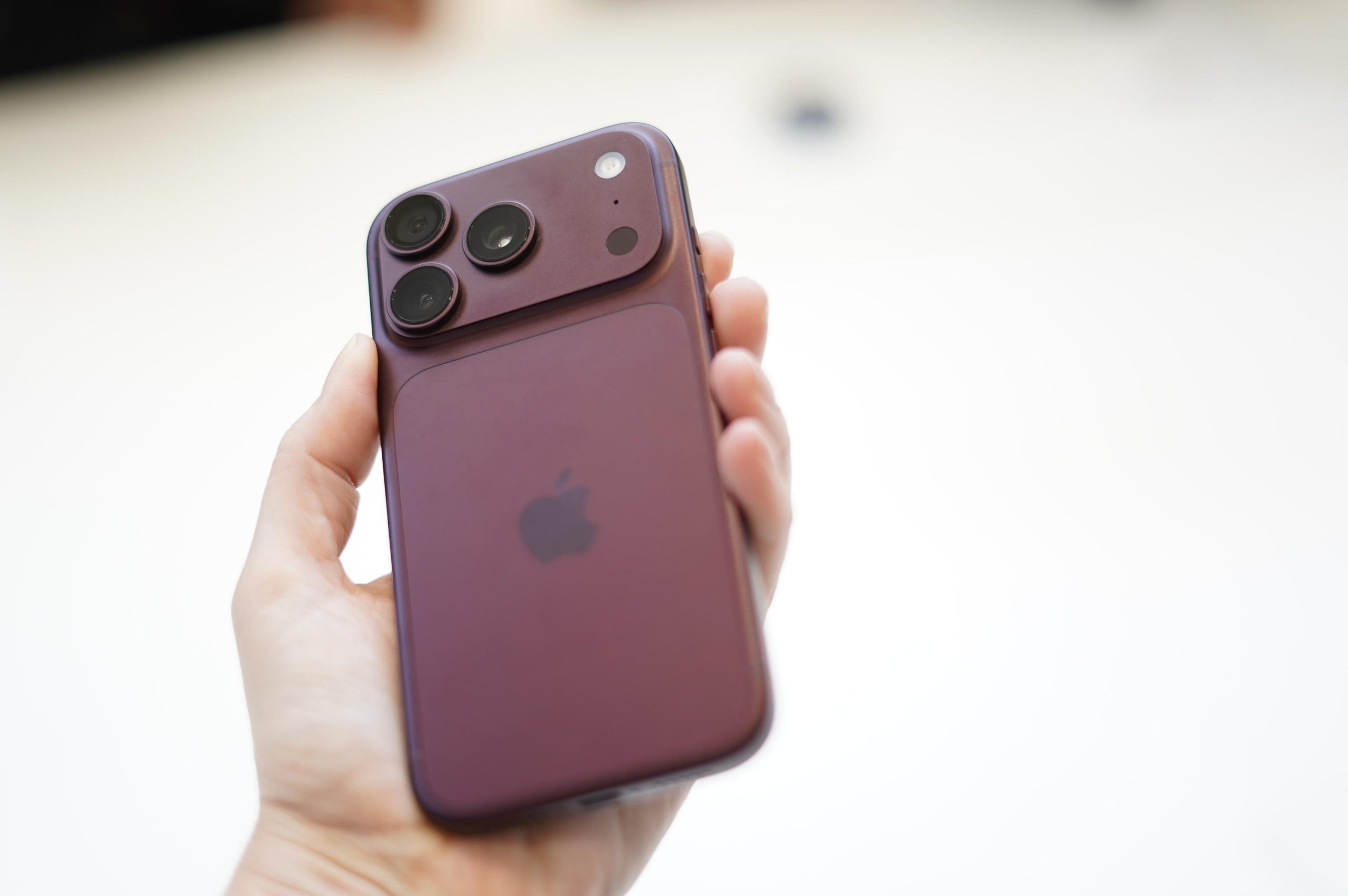 Cầm trên tay iPhone 18 Pro màu Burgundy thực tế tại khán phòng Steve Jobs Theater