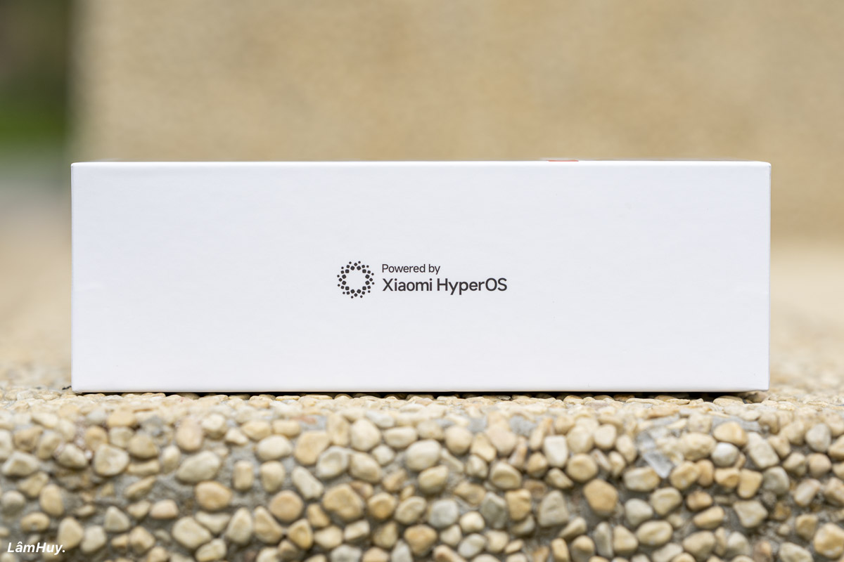 Cạnh trái hộp có dòng chữ "Powered by Xiaomi HyperOS" để nhấn mạnh việc máy dùng giao diện HyperOS do Xiaomi phát triển.