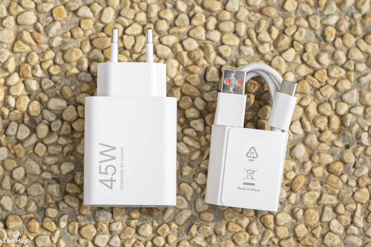 Củ sạc 45 W và dây sạc USB-A to C đi kèm trong hộp REDMI Note 17 5G.
