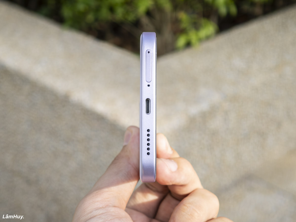 Cạnh đáy của thiết bị có khay SIM, mic thu âm, cổng sạc USB-C và loa ngoài.