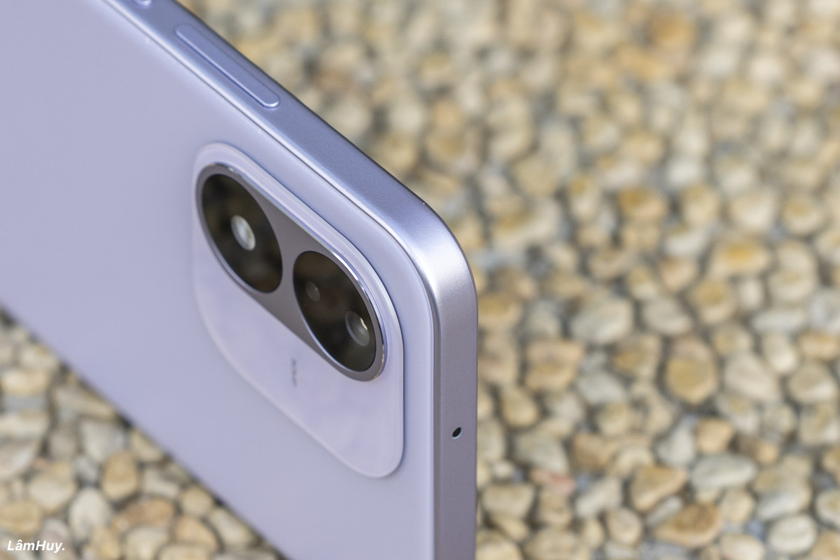 Bề mặt khung viền của REDMI Note 17 5G được hoàn thiện dạng nhám, hạn chế việc lưu dấu vân tay trong quá trình sử dụng.