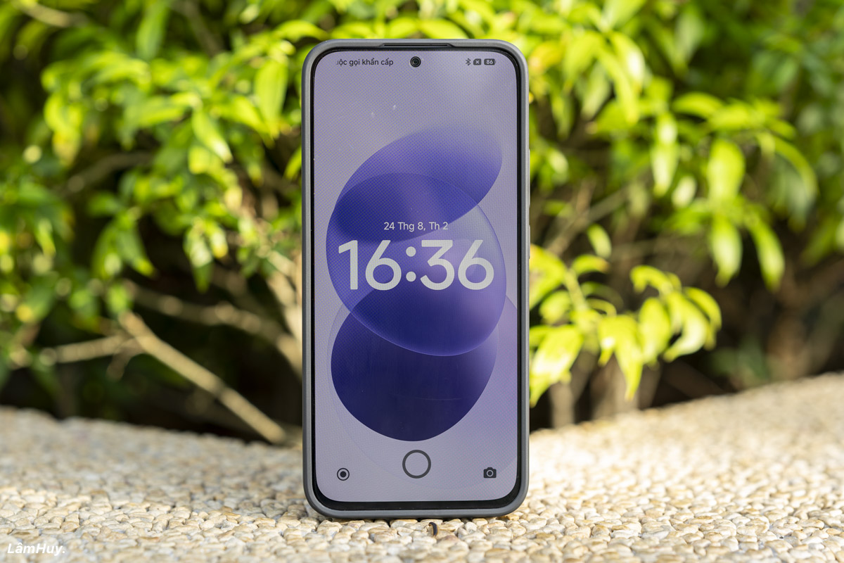 Đây là mặt chính diện của REDMI Note 17 5G sau khi lắp ốp lưng. Phần viền ốp được làm nhô cao hơn màn hình.