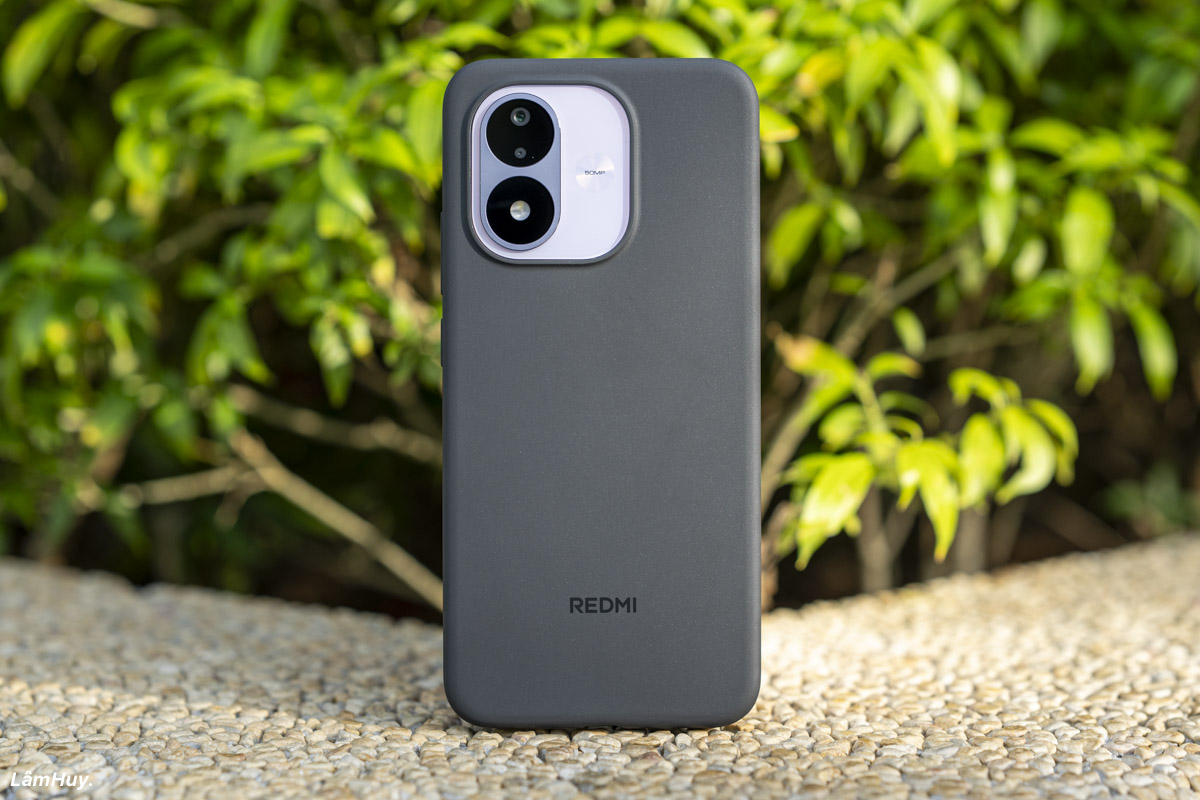 Còn đây là mặt sau của REDMI Note 17 5G sau khi lắp ốp lưng.