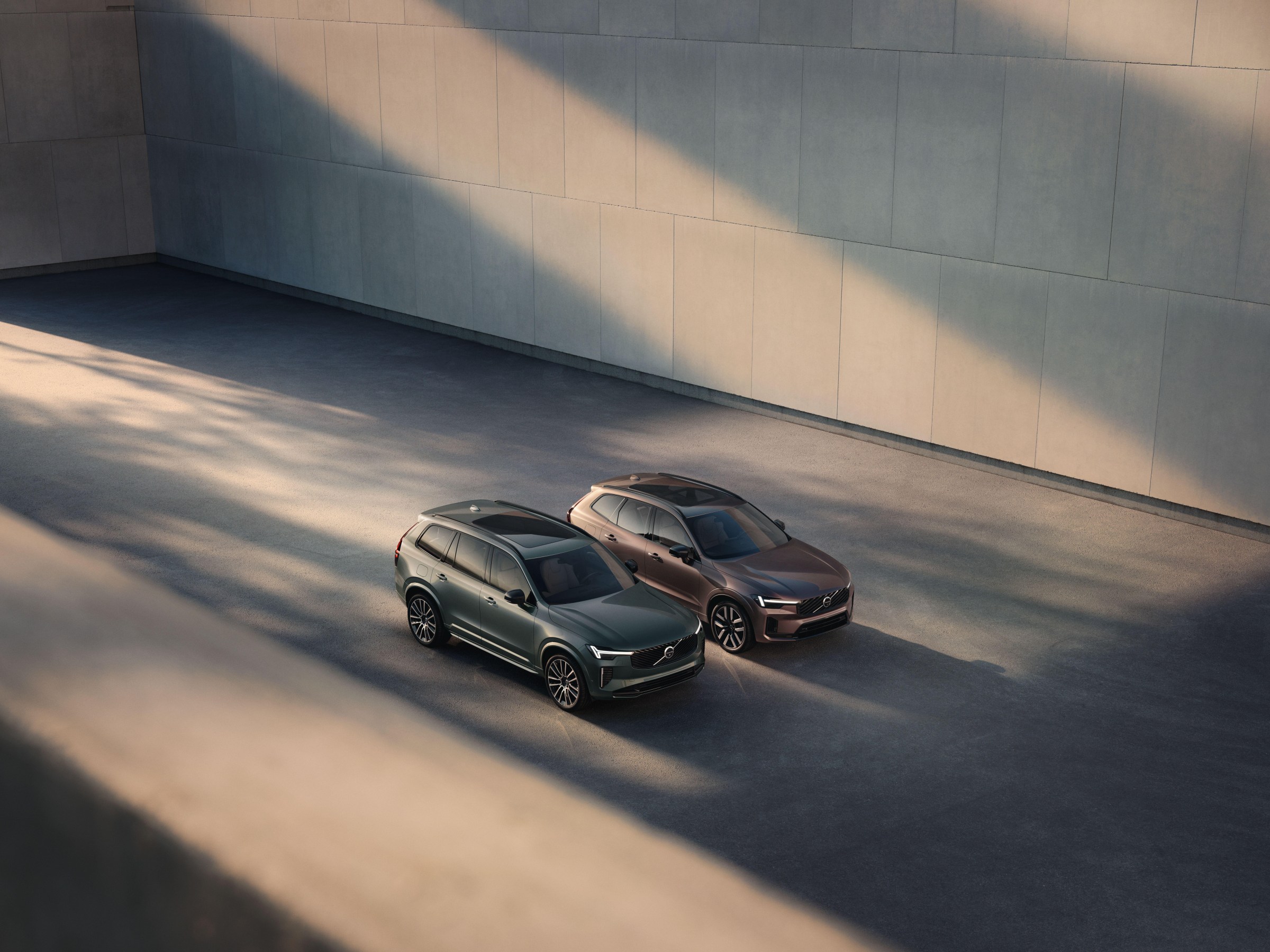 Bộ đôi SUV plug-in hybrid Volvo XC60 và XC90 nhìn từ góc ba phần tư phía sau