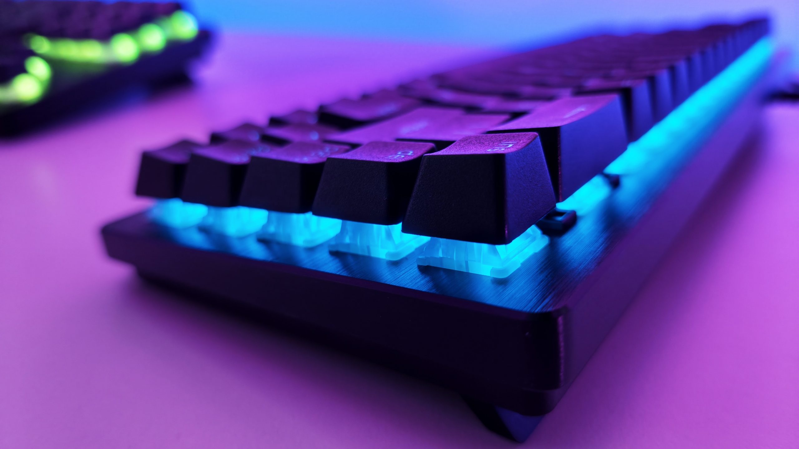 Cận cảnh hệ thống LED RGB rực rỡ và keycap PBT trên Razer Huntsman V3 HE
