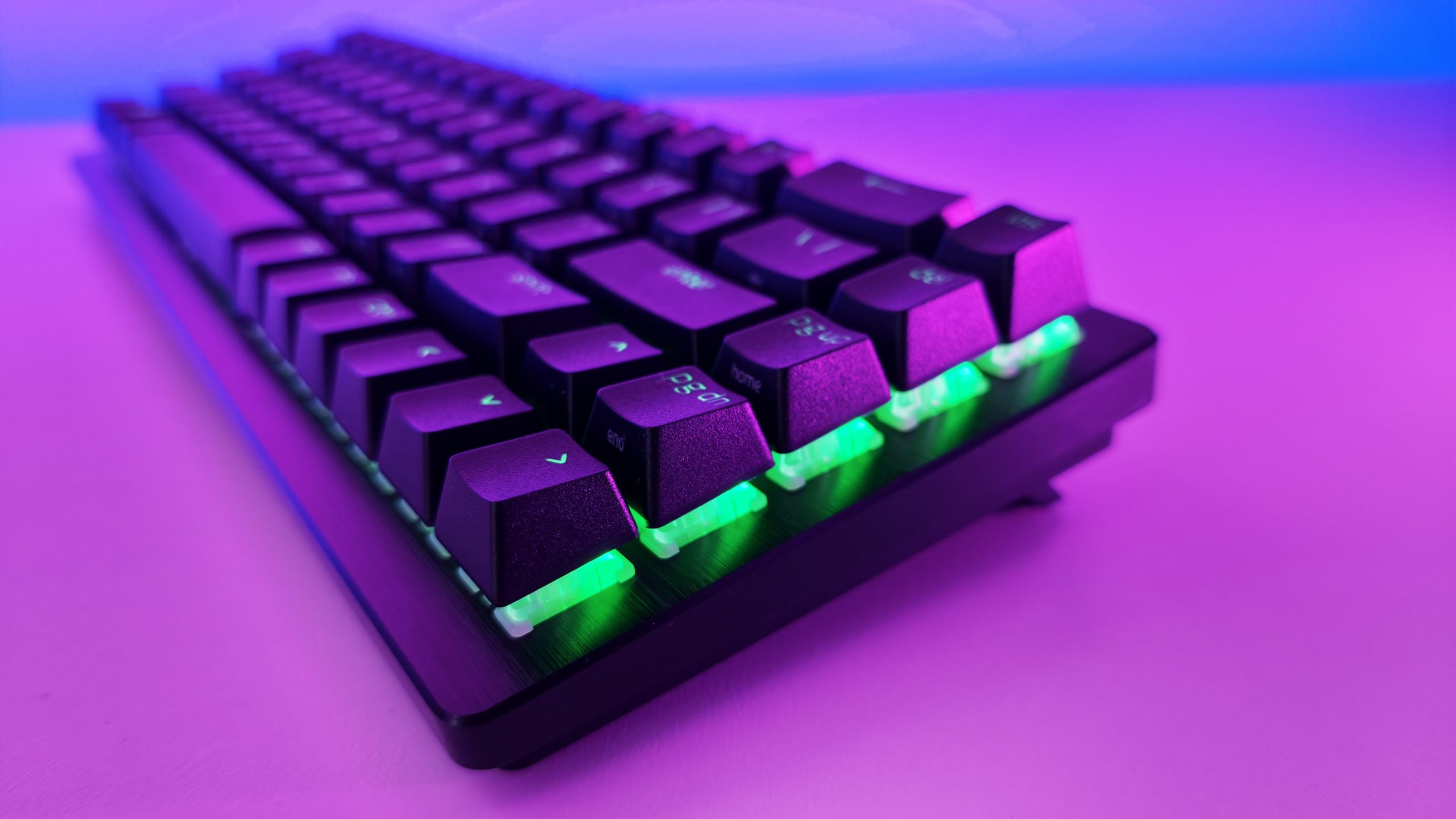 Ảnh thực tế bản Razer Huntsman V3 HE Mini 65% trên góc làm việc
