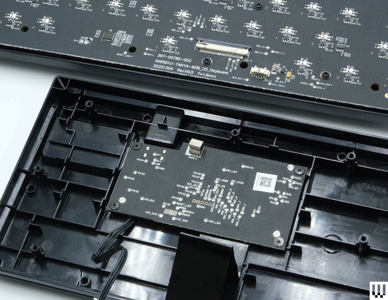 Nội thất hai bo mạch và phần foam của Razer Huntsman V3 HE Magnetic
