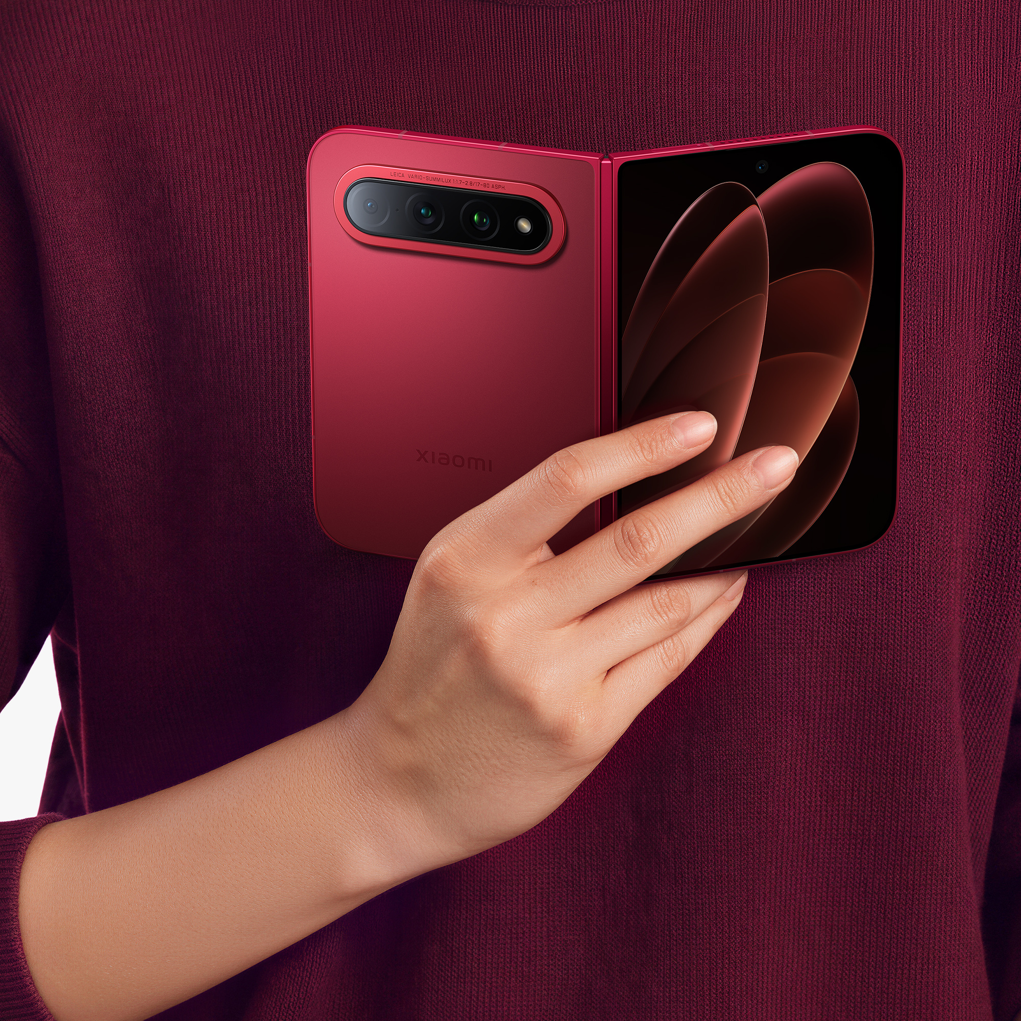 Xiaomi 18 Fold ở trạng thái mở, cho thấy màn hình trong và cụm camera ngang
