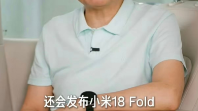 Lôi Quân cầm Xiaomi 18 Fold màu đỏ