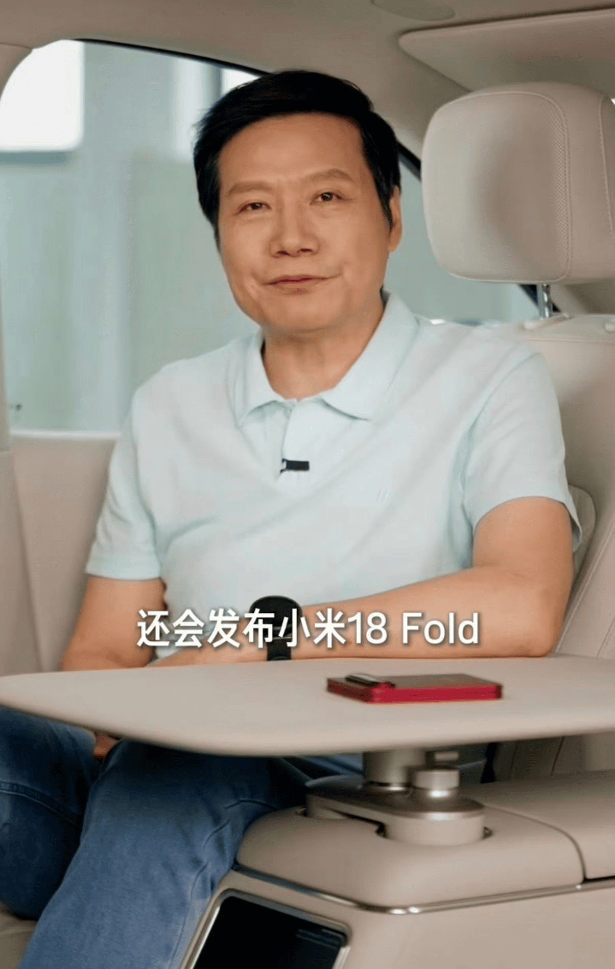 Lôi Quân cầm Xiaomi 18 Fold màu đỏ