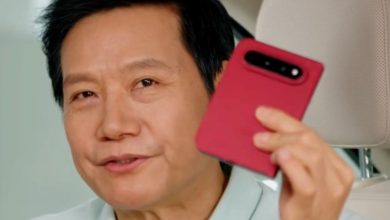 CEO Xiaomi Lei Jun cam tren tay Xiaomi 18 Fold mau do