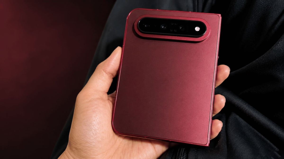 Xiaomi 18 Fold mau do gap lai, cum camera Leica can canh khi cam tren tay