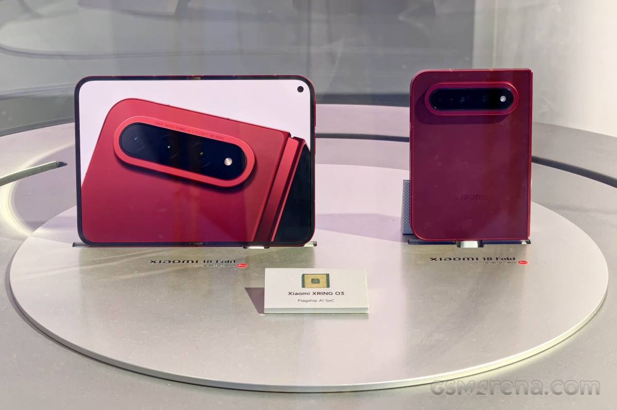 Xiaomi 18 Fold mau do trung bay o dang mo va gap tai gian hang IFA 2026, canh chip Xring O3