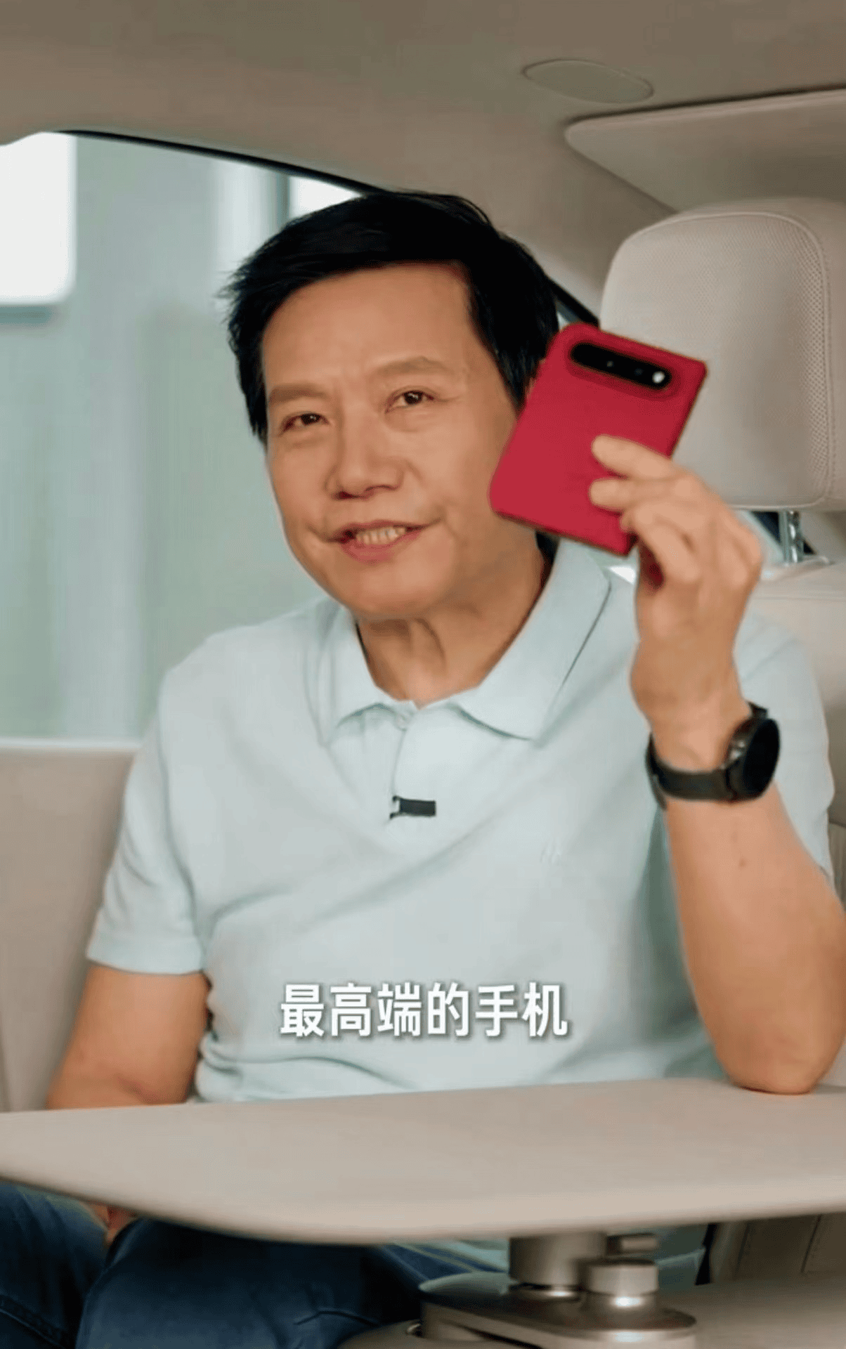 Xiaomi 18 Fold màu đỏ được Lôi Quân giới thiệu