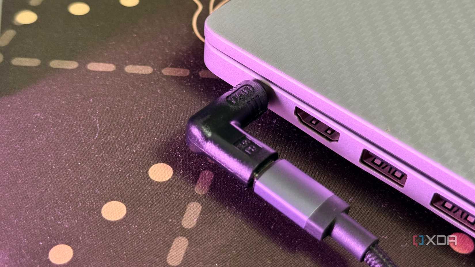 Adapter USB-C sang jack tròn nối vào laptop