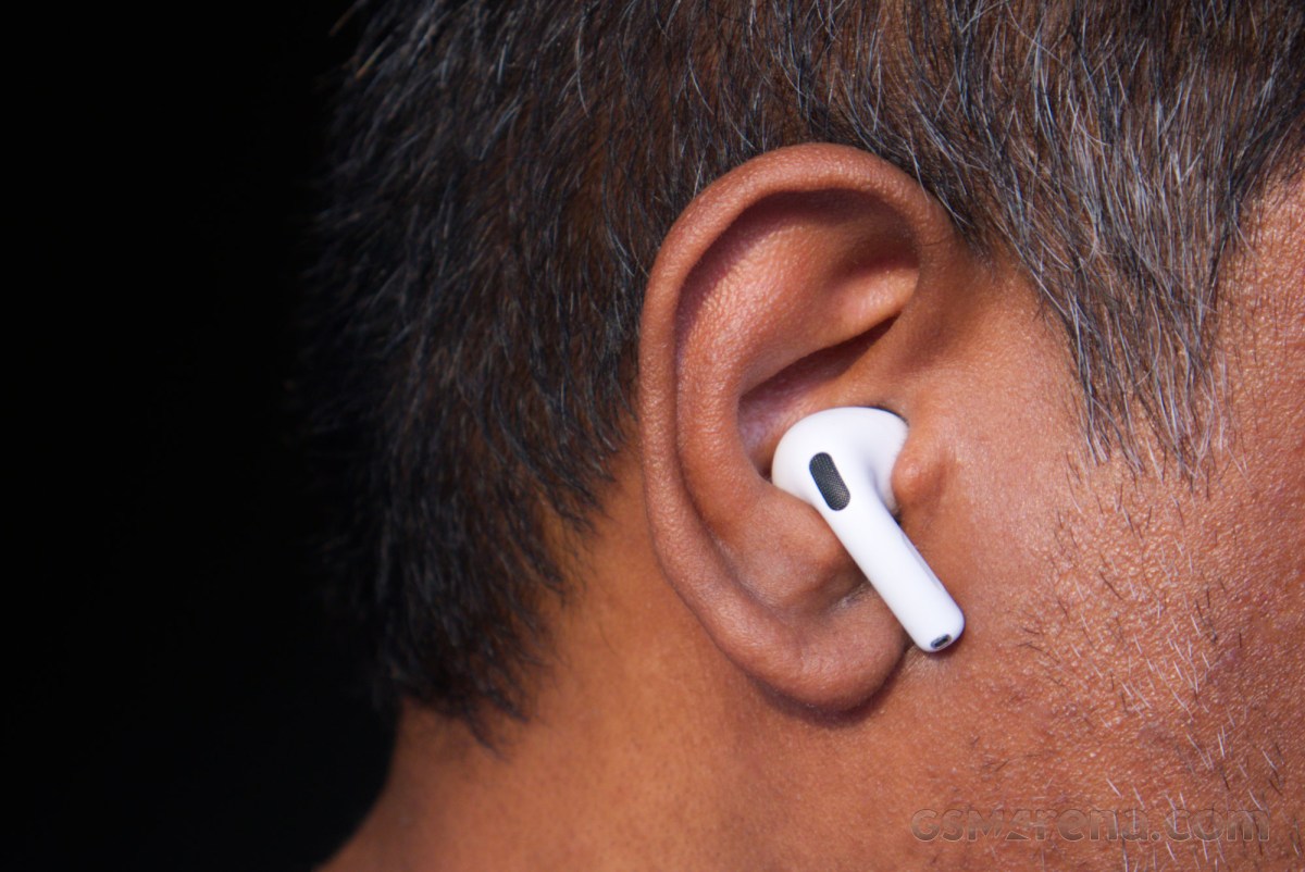 AirPods 5 đang đeo trên tai