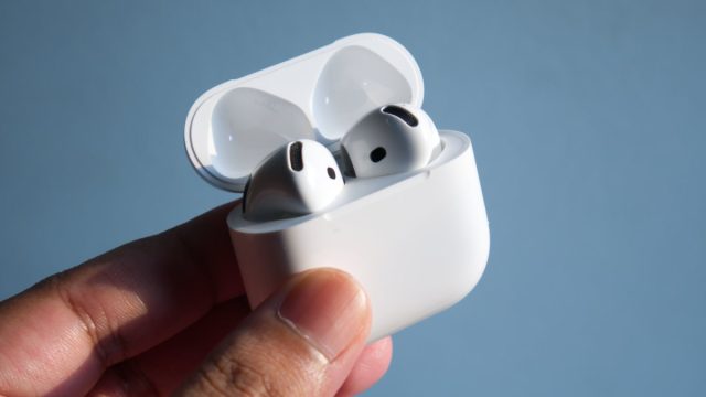 AirPods 5 trong hộp sạc mở
