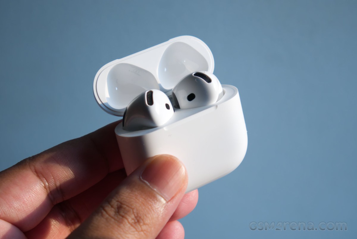 AirPods 5 trong hộp sạc mở