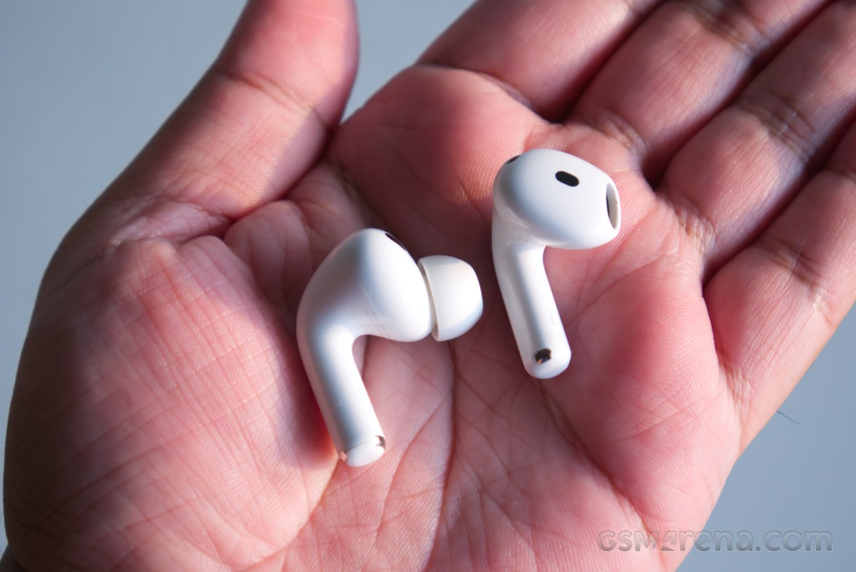 AirPods Pro 3 và AirPods 5 đặt cạnh nhau