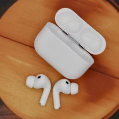 AirPods Pro 3 giữ kiểu tai nghe nhét tai quen thuộc, nhưng quyết định nâng cấp cần dựa vào pin và độ vừa tai.