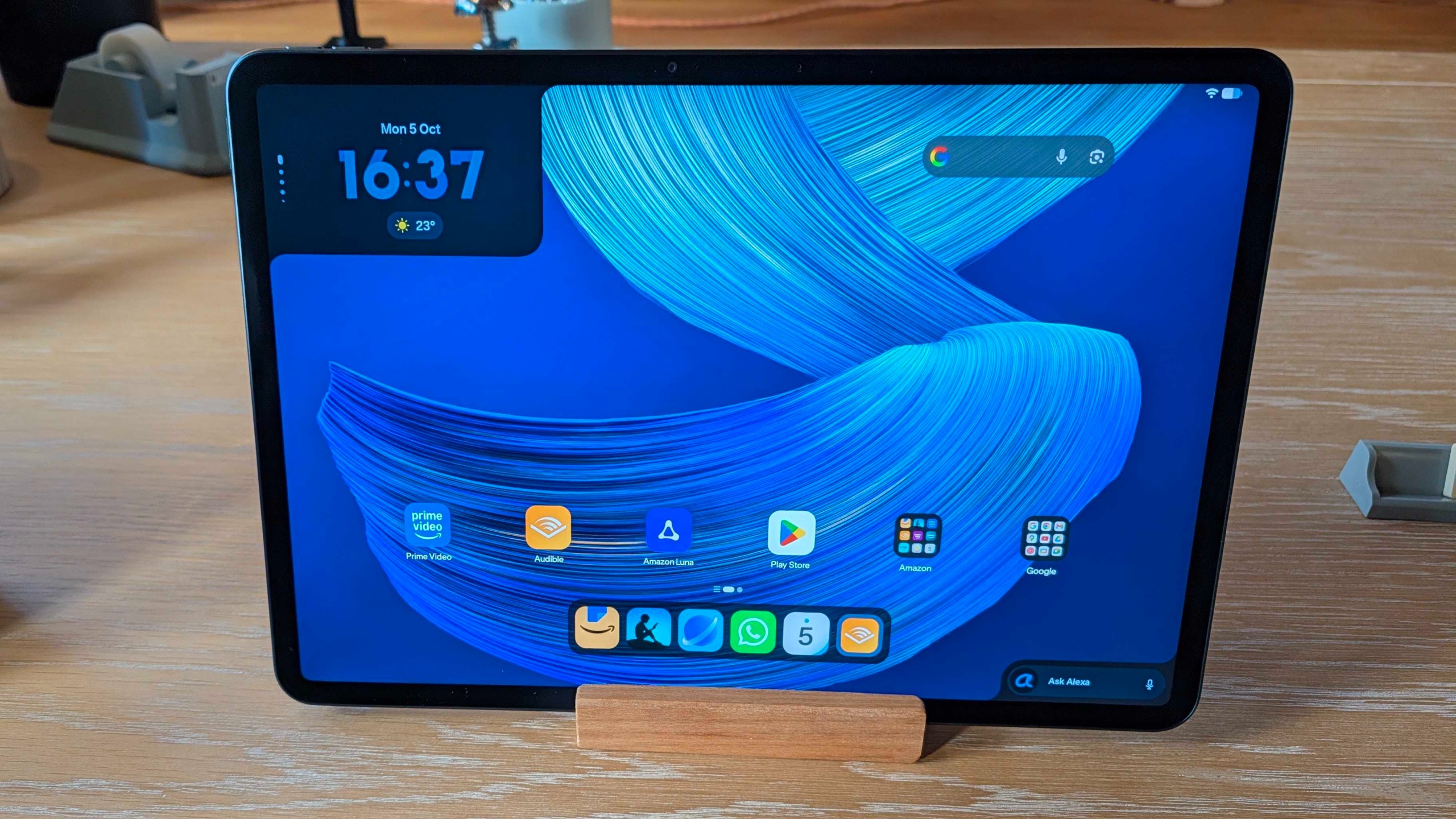 Amazon Alexa Tablet 12 Pro bản Nanomatte đặt ngang trên giá đỡ.