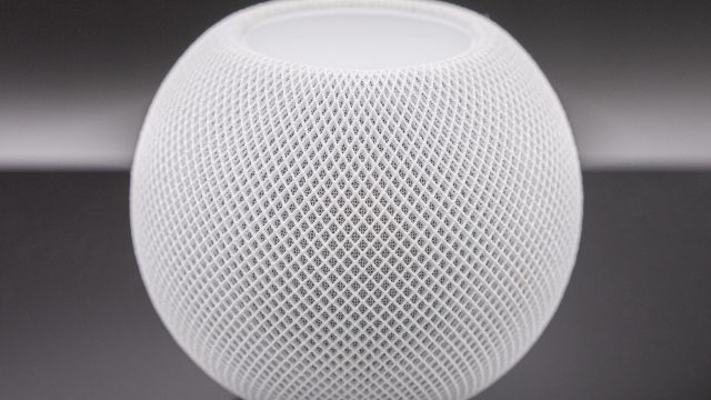 Apple HomePod mini màu đen trên nền sáng