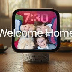 Apple HomeView trên bàn ăn trong cảnh sinh hoạt gia đình của video giới thiệu