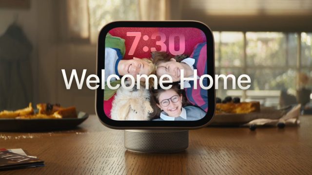 Apple HomeView trên bàn ăn trong cảnh sinh hoạt gia đình của video giới thiệu
