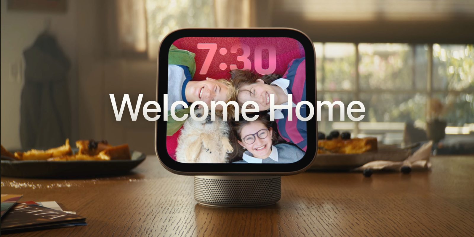 Apple HomeView trên bàn ăn trong cảnh sinh hoạt gia đình của video giới thiệu
